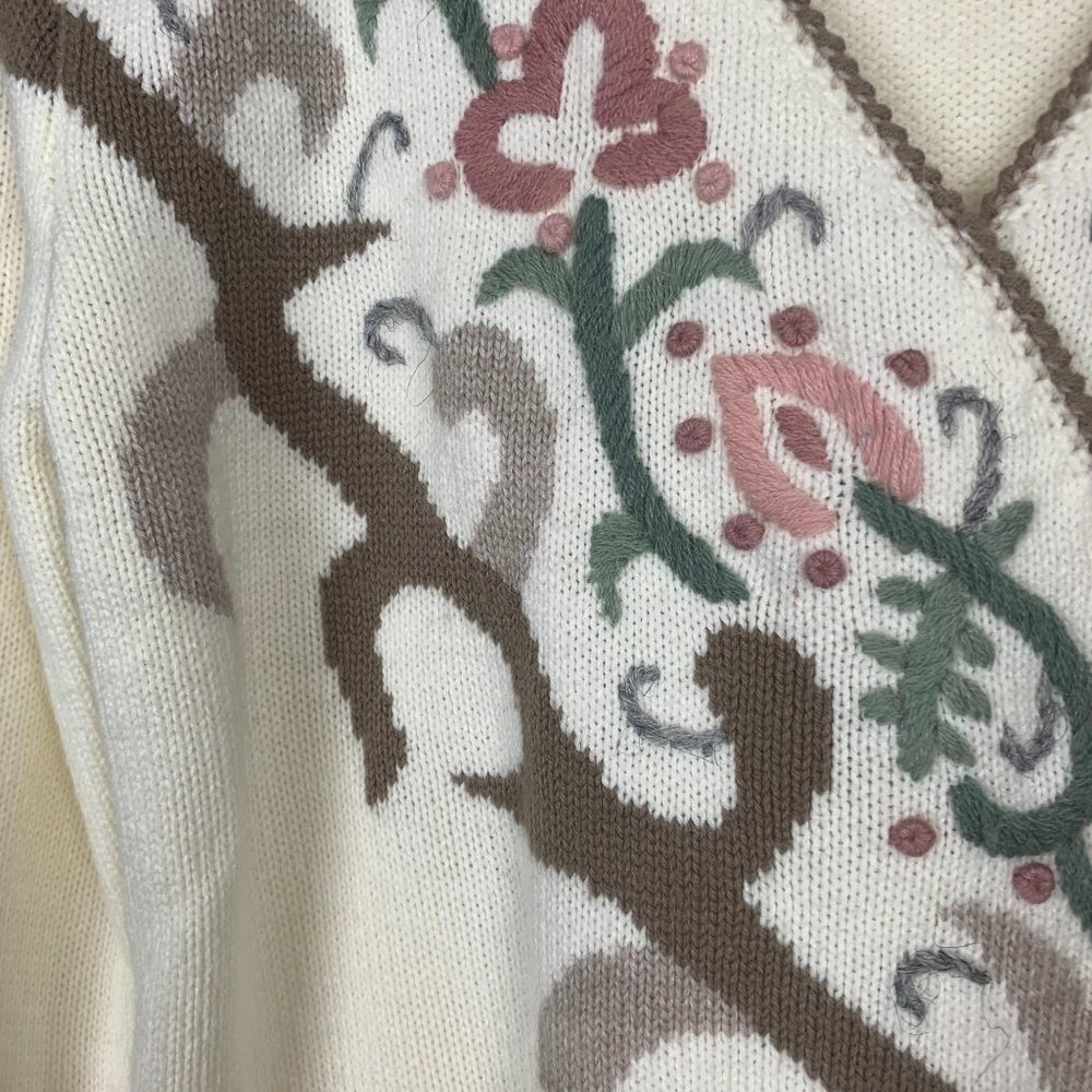 VTG Dana Scott M Floral Embroidered V Neck Sweater - Picture 3 of 5